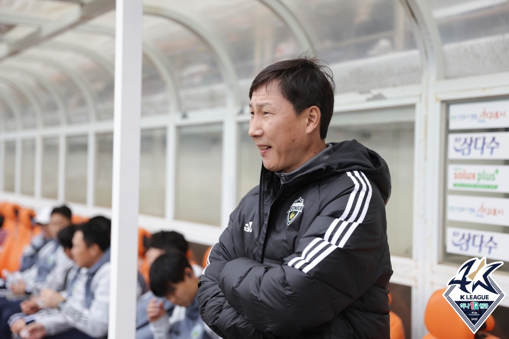 과거 전북 현대를 이끌었던 김상식 감독이 베트남 축구 국가대표팀 지휘봉을 잡았다. 김상식 감독은 최근 동남아시아에 불고 있는 한국 감독 열풍을 이어갈 것으로 기대된다. 베트남축구협회(VFF)는 3일(한국시간) 공식 홈페이지를 통해 베트남축구연맹(LDBDVN)과 김상식 감독이 남자 대표팀 감독과 U-23 대표팀 감독 자리에 대한 내용을 두고 합의했고, 계약 기간은 2024년 5월 1일부터 2026년 3월 31일까지라고 공식 발표했다. 사진 한국프로축구연맹