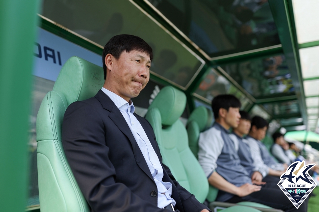 과거 전북 현대를 이끌었던 김상식 감독이 베트남 축구 국가대표팀 지휘봉을 잡았다. 김상식 감독은 최근 동남아시아에 불고 있는 한국 감독 열풍을 이어갈 것으로 기대된다. 베트남축구협회(VFF)는 3일(한국시간) 공식 홈페이지를 통해 베트남축구연맹(LDBDVN)과 김상식 감독이 남자 대표팀 감독과 U-23 대표팀 감독 자리에 대한 내용을 두고 합의했고, 계약 기간은 2024년 5월 1일부터 2026년 3월 31일까지라고 공식 발표했다. 사진 한국프로축구연맹