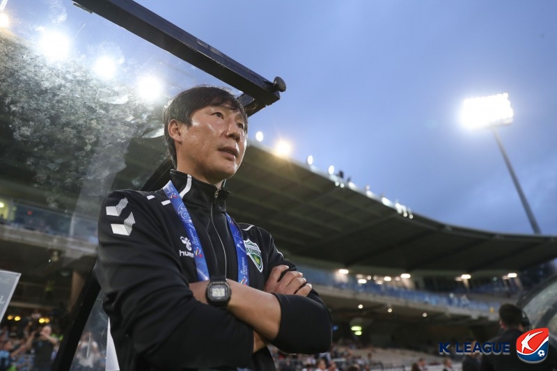 과거 전북 현대를 이끌었던 김상식 감독이 베트남 축구 국가대표팀 지휘봉을 잡았다. 김상식 감독은 최근 동남아시아에 불고 있는 한국 감독 열풍을 이어갈 것으로 기대된다. 베트남축구협회(VFF)는 3일(한국시간) 공식 홈페이지를 통해 베트남축구연맹(LDBDVN)과 김상식 감독이 남자 대표팀 감독과 U-23 대표팀 감독 자리에 대한 내용을 두고 합의했고, 계약 기간은 2024년 5월 1일부터 2026년 3월 31일까지라고 공식 발표했다. 사진 한국프로축구연맹