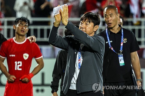 한국인 지도자 신태용 감독이 이끄는 인도네시아 23세 이하(U-23) 축구대표팀이 3일 카타르 도하 압둘라 빈 칼리파 경기장에서 열린 2024 U-23 카타르 아시안컵 3~4위전에서 중동의 강호 이라크와 연장 혈투 끝에 1-2로 역전패했다. 인도네시아는 장소를 프랑스 파리 인근 클레르퐁텐으로 옮겨 아프리카 4위 기니와의 파리 올림픽 남자축구 대륙간 플레이오프를 준비한다. 9일 기니를 이기면 올림픽 본선에 올라 프랑스, 미국, 뉴질랜드와 붙는다. 연합뉴스