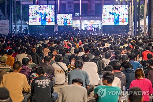 한국인 지도자 신태용 감독이 이끄는 인도네시아 23세 이하(U-23) 축구대표팀이 3일 카타르 도하 압둘라 빈 칼리파 경기장에서 열린 2024 U-23 카타르 아시안컵 3~4위전에서 중동의 강호 이라크와 연장 혈투 끝에 1-2로 역전패했다. 인도네시아는 장소를 프랑스 파리 인근 클레르퐁텐으로 옮겨 아프리카 4위 기니와의 파리 올림픽 남자축구 대륙간 플레이오프를 준비한다. 9일 기니를 이기면 올림픽 본선에 올라 프랑스, 미국, 뉴질랜드와 붙는다. 연합뉴스