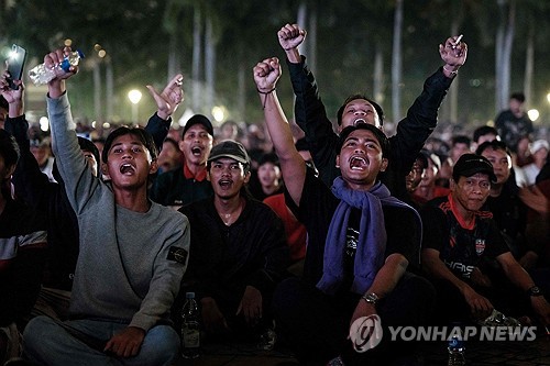 한국인 지도자 신태용 감독이 이끄는 인도네시아 23세 이하(U-23) 축구대표팀이 3일 카타르 도하 압둘라 빈 칼리파 경기장에서 열린 2024 U-23 카타르 아시안컵 3~4위전에서 중동의 강호 이라크와 연장 혈투 끝에 1-2로 역전패했다. 인도네시아는 장소를 프랑스 파리 인근 클레르퐁텐으로 옮겨 아프리카 4위 기니와의 파리 올림픽 남자축구 대륙간 플레이오프를 준비한다. 9일 기니를 이기면 올림픽 본선에 올라 프랑스, 미국, 뉴질랜드와 붙는다. 연합뉴스