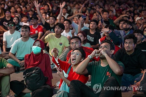 한국인 지도자 신태용 감독이 이끄는 인도네시아 23세 이하(U-23) 축구대표팀이 3일 카타르 도하 압둘라 빈 칼리파 경기장에서 열린 2024 U-23 카타르 아시안컵 3~4위전에서 중동의 강호 이라크와 연장 혈투 끝에 1-2로 역전패했다. 인도네시아는 장소를 프랑스 파리 인근 클레르퐁텐으로 옮겨 아프리카 4위 기니와의 파리 올림픽 남자축구 대륙간 플레이오프를 준비한다. 9일 기니를 이기면 올림픽 본선에 올라 프랑스, 미국, 뉴질랜드와 붙는다. 연합뉴스