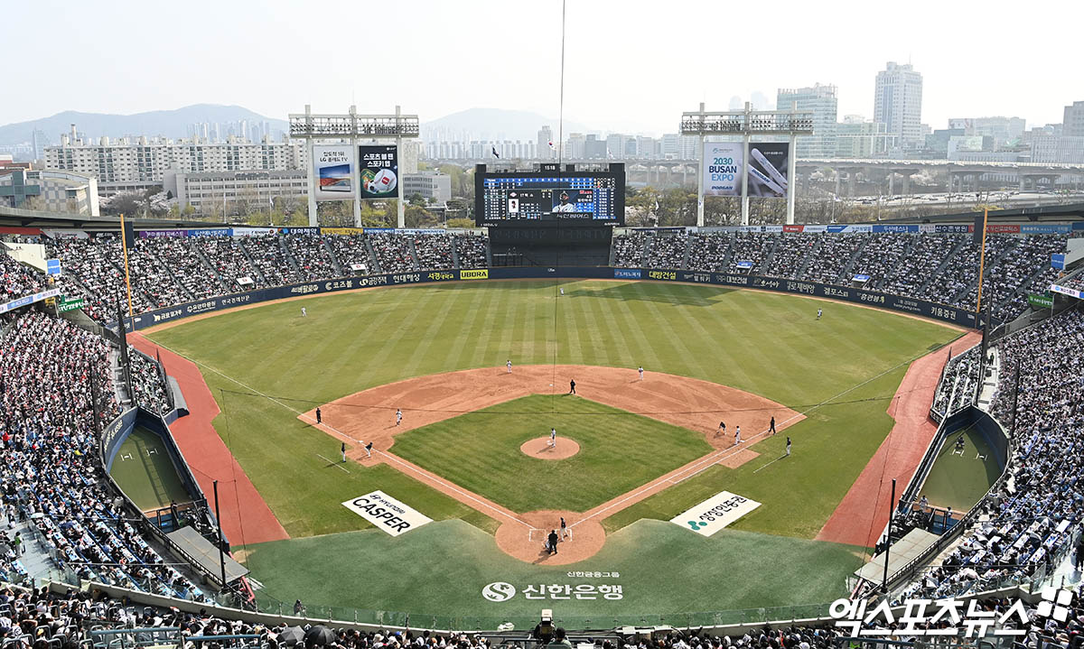 3일 열린 '잠실 라이벌' LG 트윈스와 두산 베어스의 정규시즌 팀 간 4차전 맞대결. 경기가 열린 잠실구장이 만원 관중(2만 3750명)으로 가득 찼다. 엑스포츠뉴스 DB