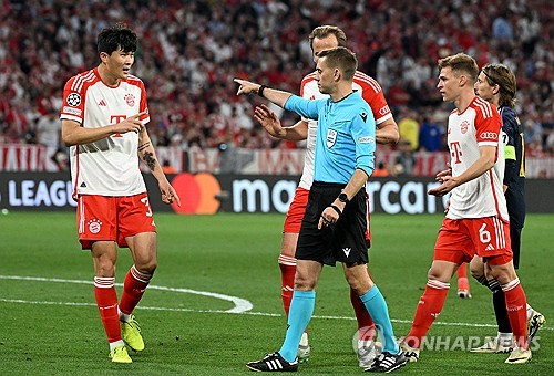 독일 최고 명문 바이에른 뮌헨 지휘봉을 잡고 있는 토마스 투헬 감독이 지난 1일 UEFA 챔피언스리그 준결승 레알 마드리드전에서 두 차례 실수를 범했던 김민재에 대해 희생양으로 삼지 말라며 언제나 지지한다고 3일 발언해 화제를 모으고 있다. 당시 김민재의 실수에 대해 누구보다 강력하게 비판했던 이가 바로 투헬 감독이기 때문이다. 투헬 감독은 4일 열리는 슈투트가르트와의 분데스리가 원정 경기에서도 김민재를 선발 출전할 뜻을 내비쳤다. 연합뉴스