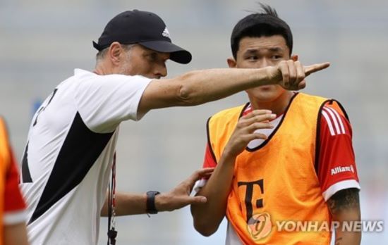 독일 최고 명문 바이에른 뮌헨 지휘봉을 잡고 있는 토마스 투헬 감독이 지난 1일 UEFA 챔피언스리그 준결승 레알 마드리드전에서 두 차례 실수를 범했던 김민재에 대해 희생양으로 삼지 말라며 언제나 지지한다고 3일 발언해 화제를 모으고 있다. 당시 김민재의 실수에 대해 누구보다 강력하게 비판했던 이가 바로 투헬 감독이기 때문이다. 투헬 감독은 4일 열리는 슈투트가르트와의 분데스리가 원정 경기에서도 김민재를 선발 출전할 뜻을 내비쳤다. 연합뉴스