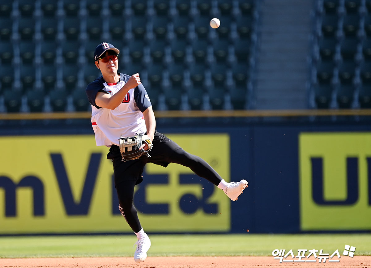 김재호는 3일 잠실구장에서 열린 '2024 신한 SOL Bank KBO 리그' LG 트윈스전에서 8번타자 유격수로 선발 출전해 2타수 2안타 1득점을 기록했다. 2타수 2안타 1득점으로 공격에 활력을 불어넣고 있었지만, 4회초 타격 과정에서 자신의 파울타구에 왼쪽 무릎을 맞으며 교체 됐다. 엑스포츠뉴스 DB