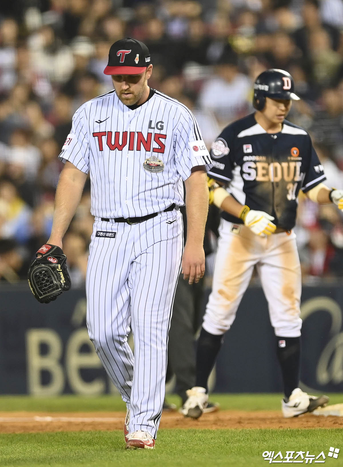 엔스는 3일 잠실구장에서 열린 '2024 신한 SOL Bank KBO 리그' 두산 베어스와 주말 3연전 첫날 선발 등판했다. 최종 성적은 5이닝 5실점 2자책점. 기대에 못 미치는 투구를 선보였다. 잠실, 박지영 기자