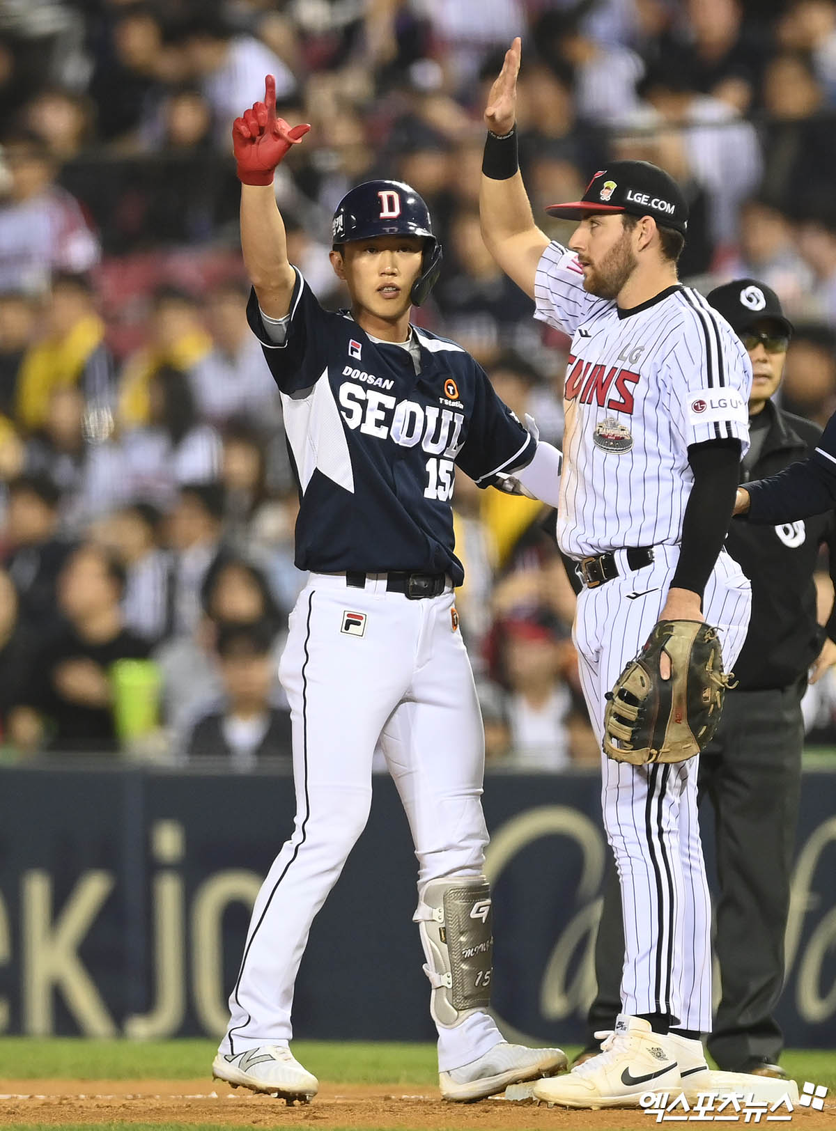 전민재는 3일 잠실구장에서 열린 '2024 신한 SOL Bank KBO 리그' LG 트윈스와 주말 3연전 첫 번째 맞대결에서 4회말 김재호를 대신해 대수비로 교체 출전했다. 선발로 나서지 않았지만, 멀티히트를 때려내며 팀의 6-4 승리에 힘을 보탰다. 잠실, 박지영 기자