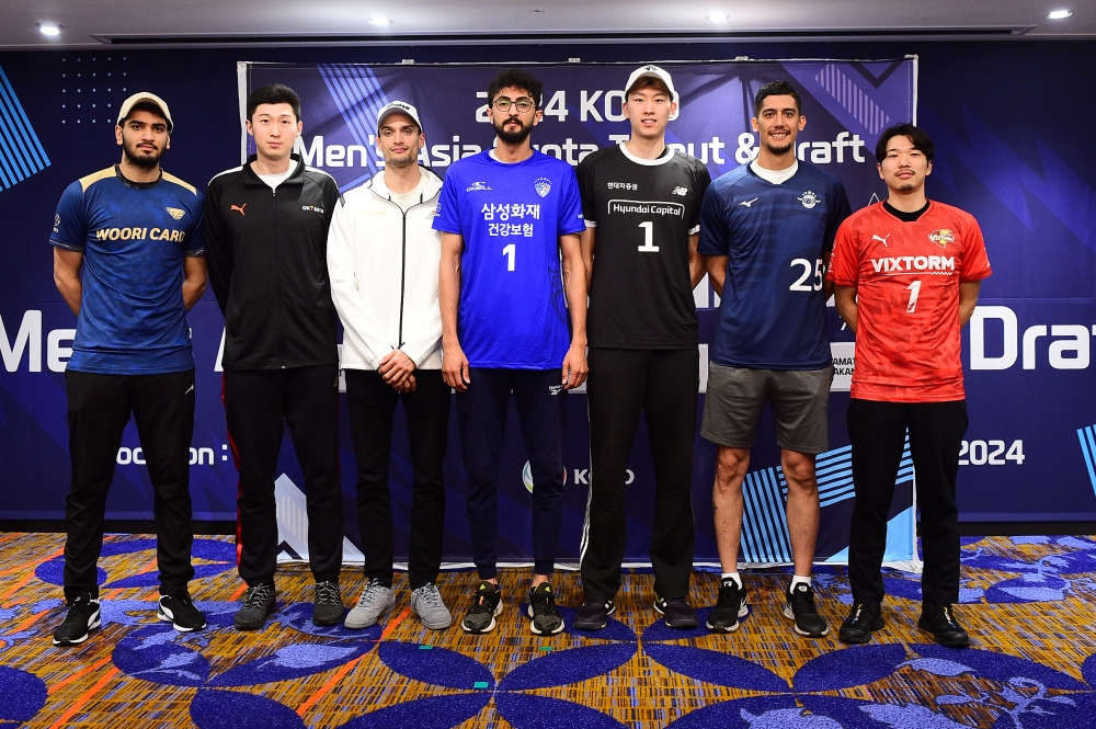 3일 제주 썬호텔에서 열린 2024-2025시즌 남자프로배구 아시아쿼터 트라이아웃, 7개 구단의 지명을 받은 선수들이 기념사진 촬영에 임하고 있다. KOVO 제공