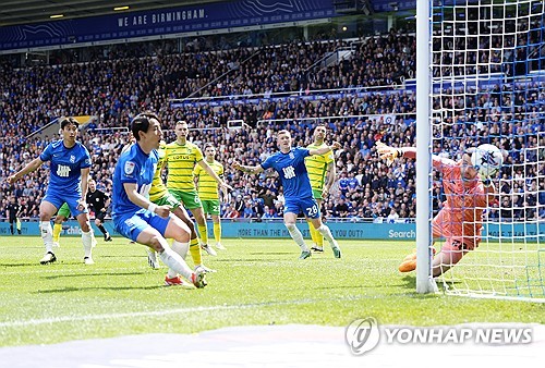 버밍엄 시티는 4일 영국 버밍엄 세인트 앤드류스 경기장에서 열린 노리치 시티와의 잉글랜드 챔피언십 46라운드 최종전에서 후반 12분에 터진 백승호의 결승골에 힘입어 1 대 0 승리를 거뒀다. 노리치전 결승골로 지난 1월 버밍엄 시티에 입단한 백승호는 데뷔골을 터트리면서 호평을 받았다. 한편 버밍엄 시티는 백승호의 골로 승리를 거뒀지만 최종 순위가 22위로 확정돼 29년 만에 3부리그로 강등당하게 됐다. 연합뉴스