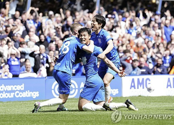 잉글리시 챔피언십(2부) 버밍엄 시티에서 뛰고 있는 백승호가 4일 영국 버밍엄 세인트 앤드류스 경기장에서 열린 2023-2024 챔피언십 최종 46라운드 노리치 시티와의 홈 경기에서 후반 12분 결승포를 터트렸다. 버밍엄은 백승호 골을 잘 지켜 1-0으로 이겼으나 강등권에서 경쟁하던 다른 3팀도 모두 이기면서 30년 만에 3부리그로 강등되는 수모를 겪었다. 백승호는 여름이적시장을 통해 향후 진로를 고민하게 됐다. 연합뉴스