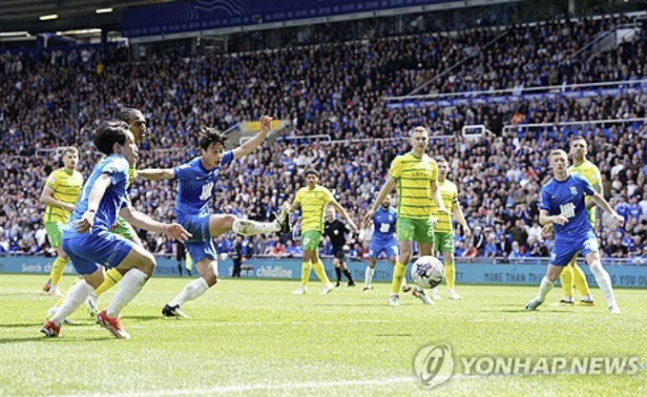 잉글리시 챔피언십(2부) 버밍엄 시티에서 뛰고 있는 백승호가 4일 영국 버밍엄 세인트 앤드류스 경기장에서 열린 2023-2024 챔피언십 최종 46라운드 노리치 시티와의 홈 경기에서 후반 12분 결승포를 터트렸다. 버밍엄은 백승호 골을 잘 지켜 1-0으로 이겼으나 강등권에서 경쟁하던 다른 3팀도 모두 이기면서 30년 만에 3부리그로 강등되는 수모를 겪었다. 백승호는 여름이적시장을 통해 향후 진로를 고민하게 됐다. 연합뉴스