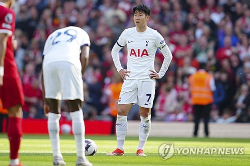 손흥민이 6일(한국시간) 잉글랜드 리버풀에 있는 안필드에서 열린 리버풀과 토트넘 홋스퍼의 2023-2024시즌 프리미어리그 36라운드 원정 경기에 선발 출장해 리그 17호 골을 터뜨렸다. 팀은 2-4로 패했지만, 손흥민은 리버풀 상대 5경기 연속골을 터뜨리며 제이비 바디(레스터 시티)에 이어 프리미어리그 역대 두 번째 선수로 기록됐다. 연합뉴스