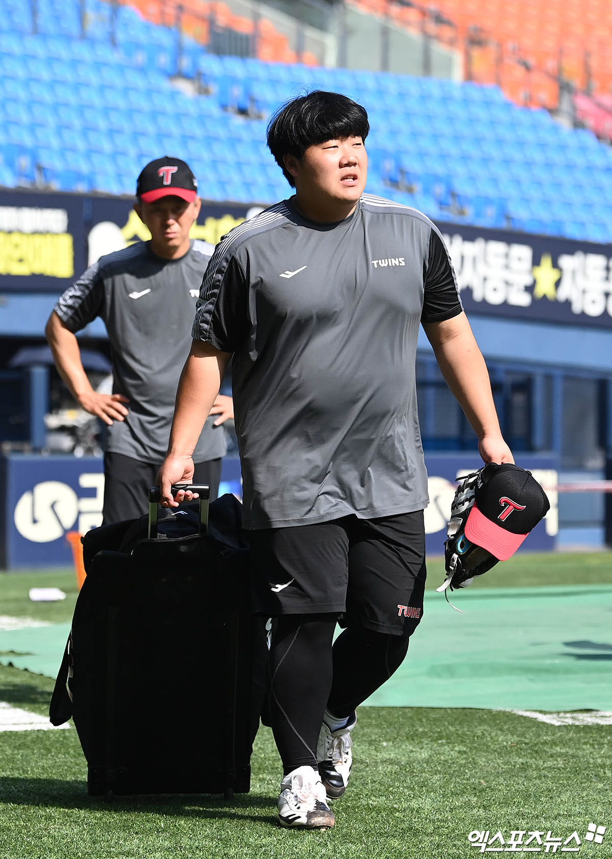 3일 오후 서울 송파구 잠실야구장에서 열리는 2024 신한 SOL Bank KBO리그 두산 베어스와 LG 트윈스의 경기에 앞서 LG 김범석이 그라운드에 나서고 있다. 엑스포츠뉴스 DB