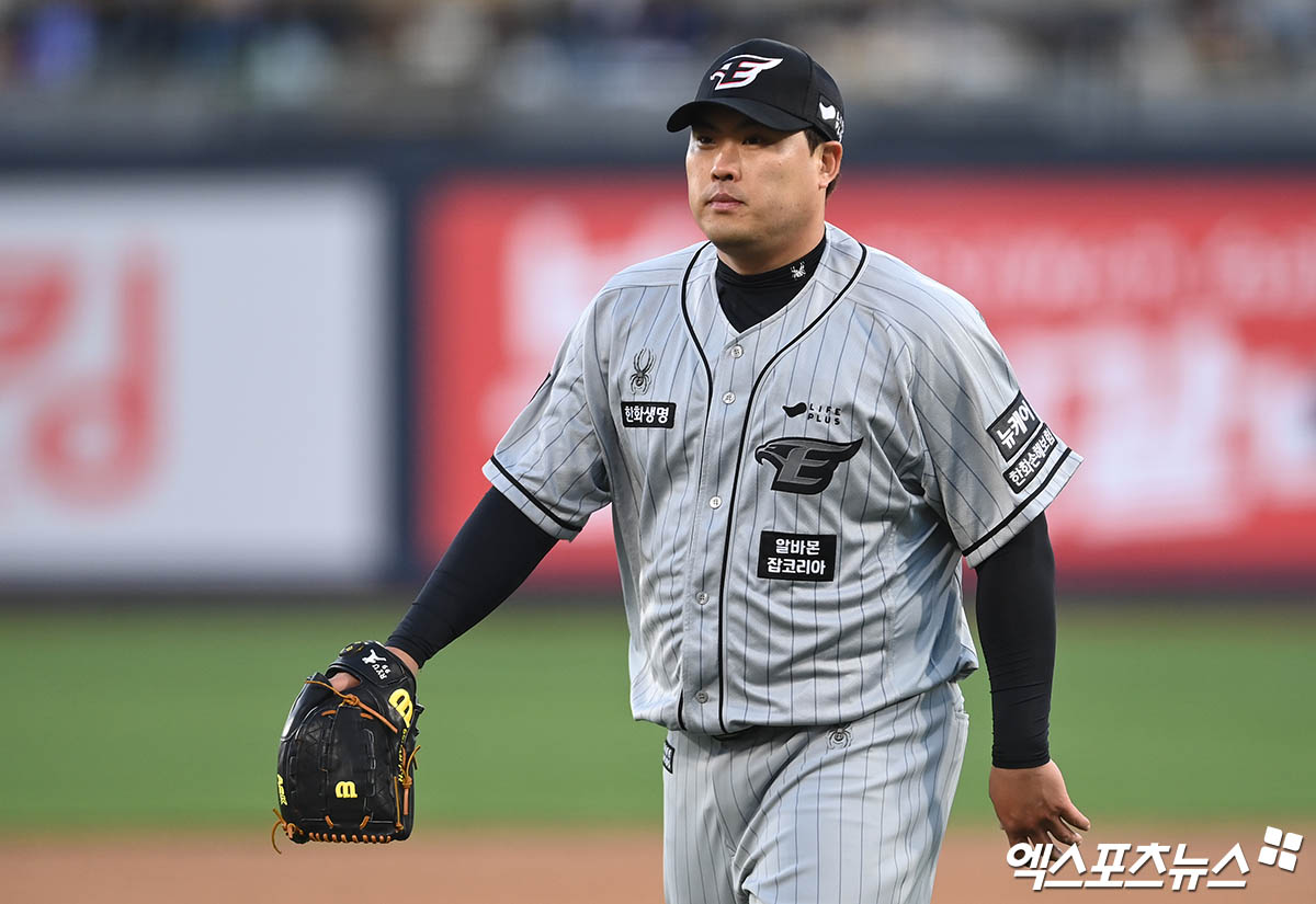 류현진은 8일 사직구장에서 열릴 '2024 신한 SOL Bank KBO 리그' 롯데 자이언츠와 맞대결에서 선발 등판할 예정이다. 엑스포츠뉴스 DB