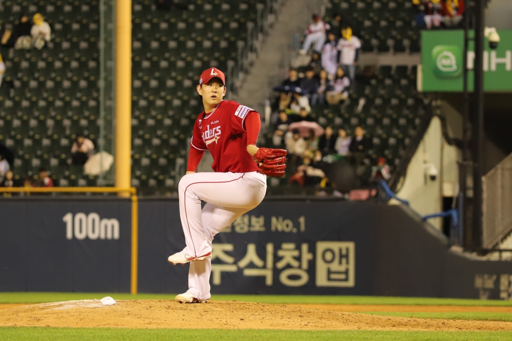 7일 오후 서울 잠실야구장에서 열린 2024 신한 SOL Bank KBO리그 SSG 랜더스와 LG 트윈스의 경기, SSG 선발투수 송영진이 힘차게 공을 던지고 있다. SSG 랜더스 제공