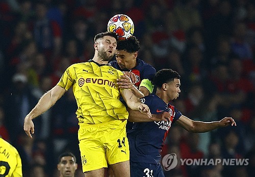 이강인의 소속팀 PSG(파리 생제르맹)이 8일(한국시간) 프랑스 파리에 위치한 파르크 데 프랭스에서 열린 보루시아 도르트문트와의 2023-24시즌 유럽축구연맹(UEFA) 챔피언스리그 준결승 2차전 홈 경기에서 후반전 초반 센터백 마츠 훔멜스에게 선제 결승골을 허용해 0-1로 패배했다. 합산 스코어에서 0-2로 밀린 PSG는 결국 결승전 진출에 실패했다. 이강인은 후반 31분경 교체 투입되어 좋은 활약을 펼쳤지만 팀의 패배를 막지는 못했다. 사진 연합뉴스