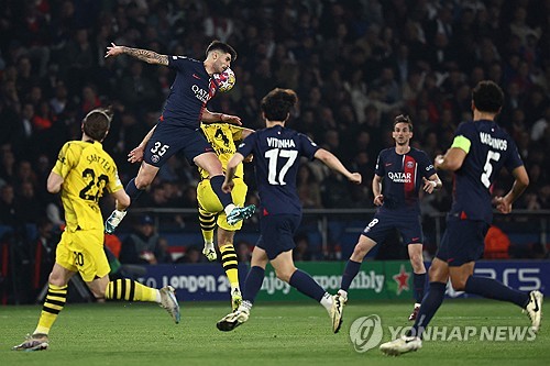 이강인의 소속팀 PSG(파리 생제르맹)이 8일(한국시간) 프랑스 파리에 위치한 파르크 데 프랭스에서 열린 보루시아 도르트문트와의 2023-24시즌 유럽축구연맹(UEFA) 챔피언스리그 준결승 2차전 홈 경기에서 후반전 초반 센터백 마츠 훔멜스에게 선제 결승골을 허용해 0-1로 패배했다. 합산 스코어에서 0-2로 밀린 PSG는 결국 결승전 진출에 실패했다. 이강인은 후반 31분경 교체 투입되어 좋은 활약을 펼쳤지만 팀의 패배를 막지는 못했다. 사진 연합뉴스