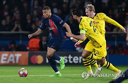 이강인의 소속팀 PSG(파리 생제르맹)이 8일(한국시간) 프랑스 파리에 위치한 파르크 데 프랭스에서 열린 보루시아 도르트문트와의 2023-24시즌 유럽축구연맹(UEFA) 챔피언스리그 준결승 2차전 홈 경기에서 후반전 초반 센터백 마츠 훔멜스에게 선제 결승골을 허용해 0-1로 패배했다. 합산 스코어에서 0-2로 밀린 PSG는 결국 결승전 진출에 실패했다. 이강인은 후반 31분경 교체 투입되어 좋은 활약을 펼쳤지만 팀의 패배를 막지는 못했다. 사진 연합뉴스