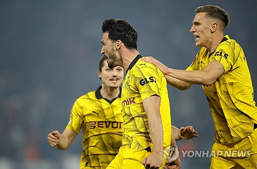 이강인의 소속팀 PSG(파리 생제르맹)이 8일(한국시간) 프랑스 파리에 위치한 파르크 데 프랭스에서 열린 보루시아 도르트문트와의 2023-24시즌 유럽축구연맹(UEFA) 챔피언스리그 준결승 2차전 홈 경기에서 후반전 초반 센터백 마츠 훔멜스에게 선제 결승골을 허용해 0-1로 패배했다. 합산 스코어에서 0-2로 밀린 PSG는 결국 결승전 진출에 실패했다. 이강인은 후반 31분경 교체 투입되어 좋은 활약을 펼쳤지만 팀의 패배를 막지는 못했다. 사진 연합뉴스