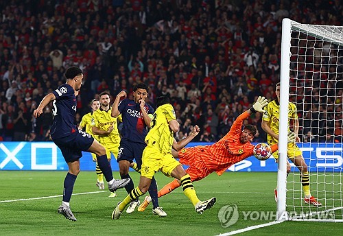 이강인의 소속팀 PSG(파리 생제르맹)이 8일(한국시간) 프랑스 파리에 위치한 파르크 데 프랭스에서 열린 보루시아 도르트문트와의 2023-24시즌 유럽축구연맹(UEFA) 챔피언스리그 준결승 2차전 홈 경기에서 후반전 초반 센터백 마츠 훔멜스에게 선제 결승골을 허용해 0-1로 패배했다. 합산 스코어에서 0-2로 밀린 PSG는 결국 결승전 진출에 실패했다. 이강인은 후반 31분경 교체 투입되어 좋은 활약을 펼쳤지만 팀의 패배를 막지는 못했다. 사진 연합뉴스