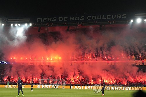 이강인의 소속팀 PSG(파리 생제르맹)이 8일(한국시간) 프랑스 파리에 위치한 파르크 데 프랭스에서 열린 보루시아 도르트문트와의 2023-24시즌 유럽축구연맹(UEFA) 챔피언스리그 준결승 2차전 홈 경기에서 후반전 초반 센터백 마츠 훔멜스에게 선제 결승골을 허용해 0-1로 패배했다. 합산 스코어에서 0-2로 밀린 PSG는 결국 결승전 진출에 실패했다. 이강인은 후반 31분경 교체 투입되어 좋은 활약을 펼쳤지만 팀의 패배를 막지는 못했다. 사진 연합뉴스