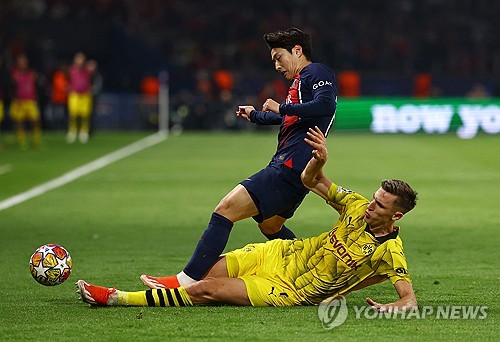 이강인의 소속팀 PSG(파리 생제르맹)이 8일(한국시간) 프랑스 파리에 위치한 파르크 데 프랭스에서 열린 보루시아 도르트문트와의 2023-24시즌 유럽축구연맹(UEFA) 챔피언스리그 준결승 2차전 홈 경기에서 후반전 초반 센터백 마츠 훔멜스에게 선제 결승골을 허용해 0-1로 패배했다. 합산 스코어에서 0-2로 밀린 PSG는 결국 결승전 진출에 실패했다. 이강인은 후반 31분경 교체 투입되어 좋은 활약을 펼쳤지만 팀의 패배를 막지는 못했다. 사진 연합뉴스