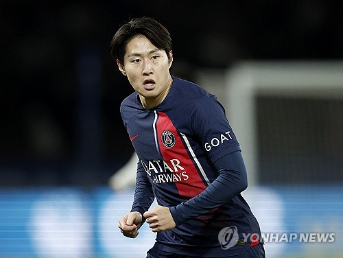 이강인의 소속팀 PSG(파리 생제르맹)이 8일 프랑스 파리에 위치한 파르크 데 프랭스에서 열린 보루시아 도르트문트와의 2023-24시즌 유럽축구연맹(UEFA) 챔피언스리그 준결승 2차전 홈 경기에서 후반전 초반 센터백 마츠 훔멜스에게 선제 결승골을 허용해 0-1로 패배했다. 합산 스코어에서 0-2로 밀린 PSG는 결국 결승전 진출에 실패했다. 이강인은 후반 31분경 교체 투입되어 좋은 활약을 펼쳤지만 팀의 패배를 막지는 못했다. 사진 연합뉴스