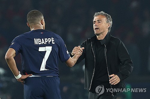 유독 유럽축구연맹(UEFA) 챔피언스리그 4강 이상에서 저조한 활약을 보여주는 음바페가 또다시 새가슴 기질을 극복하지 못했다. 보루시아 도르트문트와의 챔피언스리그 준결승 2차전 홈 경기에 선발 출전한 음바페는 90분 내내 공격 포인트를 기록하지 못한 채 소속팀의 패배를 바라만 봤다. 차기 발롱도르 후보로 여겨지는 음바페는 지금까지 챔피언스리그 4강전에서 단 한 골을 득점하는 데 그쳤다. 사진 연합뉴스