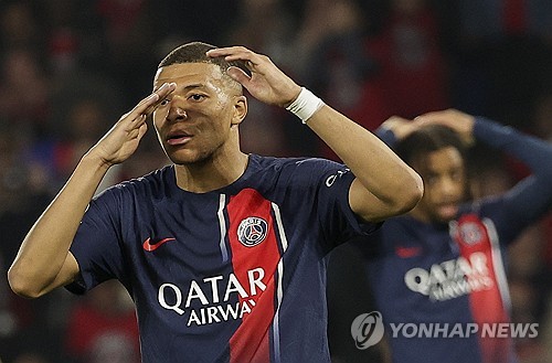 유독 유럽축구연맹(UEFA) 챔피언스리그 4강 이상에서 저조한 활약을 보여주는 음바페가 또다시 새가슴 기질을 극복하지 못했다. 보루시아 도르트문트와의 챔피언스리그 준결승 2차전 홈 경기에 선발 출전한 음바페는 90분 내내 공격 포인트를 기록하지 못한 채 소속팀의 패배를 바라만 봤다. 차기 발롱도르 후보로 여겨지는 음바페는 지금까지 챔피언스리그 4강전에서 단 한 골을 득점하는 데 그쳤다. 사진 연합뉴스