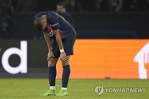 유독 유럽축구연맹(UEFA) 챔피언스리그 4강 이상에서 저조한 활약을 보여주는 음바페가 또다시 새가슴 기질을 극복하지 못했다. 보루시아 도르트문트와의 챔피언스리그 준결승 2차전 홈 경기에 선발 출전한 음바페는 90분 내내 공격 포인트를 기록하지 못한 채 소속팀의 패배를 바라만 봤다. 차기 발롱도르 후보로 여겨지는 음바페는 지금까지 챔피언스리그 4강전에서 단 한 골을 득점하는 데 그쳤다. 사진 연합뉴스