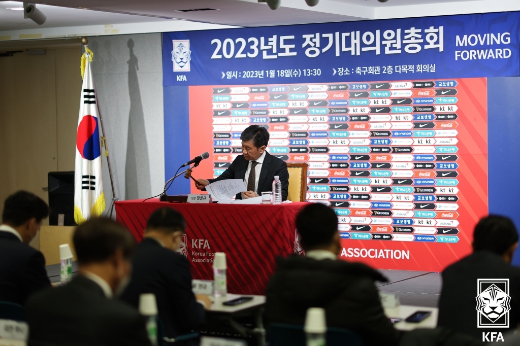 신생 단체인 한국축구지도자협회가 최근 한국 축구의 각종 실패 중심에 서 있는 정몽규 대한축구협회 회장의 사퇴를 촉구했다. 지도자협회는 7일 성명을 낸 뒤 낙후된 축구 저변은 돌보지 않고 오로지 대표팀 성적에만 몰두하는 현 집행부 졸속행정 때문에 한국 축구가 퇴보하고 있다며 축구지도자는 정몽규 회장이 이 모든 사태의 책임을 지고 즉각 물러날 것을 주장한다고 밝혔다. 한국 축구는 지난 2021년 정몽규 회장이 3선 집권에 성공한 뒤 수난을 거듭하고 있다. 2022 카타르 월드컵에서 16강 진출에 성공하며 새 전성기를 맞는 듯 했으나 이후 벌어진 승부조작점 등 축구인 사면으로 국민적 비판을 받은 것을 비롯해 아시안컵 요르단전 0-2 충격패 참사, 대표팀 내분, FIFA 평의회 의원 선거 낙선, 올림픽 남자축구 본선 40년 만의 좌절 등으로 급추락한 상태다. 대한축구협회