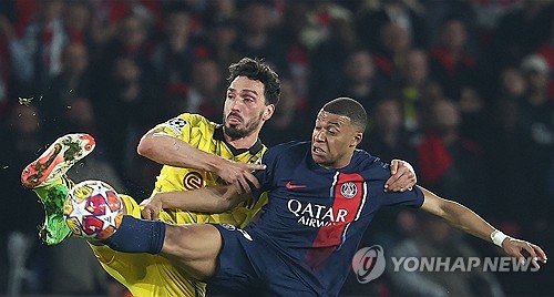 이강인의 소속팀 PSG(파리 생제르맹)가 보루시아 도르트문트와의 유럽축구연맹(UEFA) 챔피언스리그 준결승 2차전 홈 경기에서 후반전 초반 마츠 훔멜스에게 선제 결승골을 허용해 0-1로 패배했다. 합산 스코어 0-2로 결승행이 좌절된 PSG는 1차전과 2차전에서 골대를 여섯 차례나 맞히는 등 불운을 겪은 끝에 쿼드러플을 향한 여정을 준결승에서 마치게 됐다. PSG의 루이스 엔리케 감독도 축구가 불공평하다며 아쉬움을 드러냈다. 사진 연합뉴스