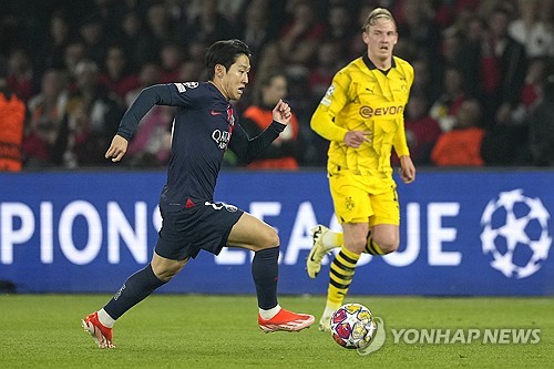 이강인의 소속팀 PSG(파리 생제르맹)가 보루시아 도르트문트와의 유럽축구연맹(UEFA) 챔피언스리그 준결승 2차전 홈 경기에서 후반전 초반 마츠 훔멜스에게 선제 결승골을 허용해 0-1로 패배했다. 합산 스코어 0-2로 결승행이 좌절된 PSG는 1차전과 2차전에서 골대를 여섯 차례나 맞히는 등 불운을 겪은 끝에 쿼드러플을 향한 여정을 준결승에서 마치게 됐다. PSG의 루이스 엔리케 감독도 축구가 불공평하다며 아쉬움을 드러냈다. 사진 연합뉴스