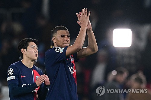 이강인의 소속팀 PSG(파리 생제르맹)가 보루시아 도르트문트와의 유럽축구연맹(UEFA) 챔피언스리그 준결승 2차전 홈 경기에서 후반전 초반 마츠 훔멜스에게 선제 결승골을 허용해 0-1로 패배했다. 합산 스코어 0-2로 결승행이 좌절된 PSG는 1차전과 2차전에서 골대를 여섯 차례나 맞히는 등 불운을 겪은 끝에 쿼드러플을 향한 여정을 준결승에서 마치게 됐다. PSG의 루이스 엔리케 감독도 축구가 불공평하다며 아쉬움을 드러냈다. 사진 연합뉴스