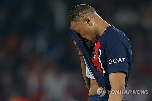 이강인의 소속팀 PSG(파리 생제르맹)가 보루시아 도르트문트와의 유럽축구연맹(UEFA) 챔피언스리그 준결승 2차전 홈 경기에서 후반전 초반 마츠 훔멜스에게 선제 결승골을 허용해 0-1로 패배했다. 합산 스코어 0-2로 결승행이 좌절된 PSG는 1차전과 2차전에서 골대를 여섯 차례나 맞히는 등 불운을 겪은 끝에 쿼드러플을 향한 여정을 준결승에서 마치게 됐다. PSG의 루이스 엔리케 감독도 축구가 불공평하다며 아쉬움을 드러냈다. 사진 연합뉴스