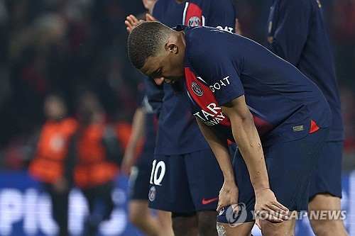 이강인의 소속팀 PSG(파리 생제르맹)가 보루시아 도르트문트와의 유럽축구연맹(UEFA) 챔피언스리그 준결승 2차전 홈 경기에서 후반전 초반 마츠 훔멜스에게 선제 결승골을 허용해 0-1로 패배했다. 합산 스코어 0-2로 결승행이 좌절된 PSG는 1차전과 2차전에서 골대를 여섯 차례나 맞히는 등 불운을 겪은 끝에 쿼드러플을 향한 여정을 준결승에서 마치게 됐다. PSG의 루이스 엔리케 감독도 축구가 불공평하다며 아쉬움을 드러냈다. 사진 연합뉴스