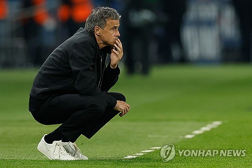 이강인의 소속팀 PSG(파리 생제르맹)가 보루시아 도르트문트와의 유럽축구연맹(UEFA) 챔피언스리그 준결승 2차전 홈 경기에서 후반전 초반 마츠 훔멜스에게 선제 결승골을 허용해 0-1로 패배했다. 합산 스코어 0-2로 결승행이 좌절된 PSG는 1차전과 2차전에서 골대를 여섯 차례나 맞히는 등 불운을 겪은 끝에 쿼드러플을 향한 여정을 준결승에서 마치게 됐다. PSG의 루이스 엔리케 감독도 축구가 불공평하다며 아쉬움을 드러냈다. 사진 연합뉴스