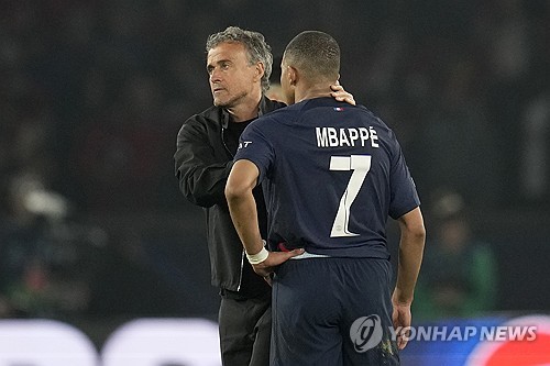 이강인의 소속팀 PSG(파리 생제르맹)가 보루시아 도르트문트와의 유럽축구연맹(UEFA) 챔피언스리그 준결승 2차전 홈 경기에서 후반전 초반 마츠 훔멜스에게 선제 결승골을 허용해 0-1로 패배했다. 합산 스코어 0-2로 결승행이 좌절된 PSG는 1차전과 2차전에서 골대를 여섯 차례나 맞히는 등 불운을 겪은 끝에 쿼드러플을 향한 여정을 준결승에서 마치게 됐다. PSG의 루이스 엔리케 감독도 축구가 불공평하다며 아쉬움을 드러냈다. 사진 연합뉴스