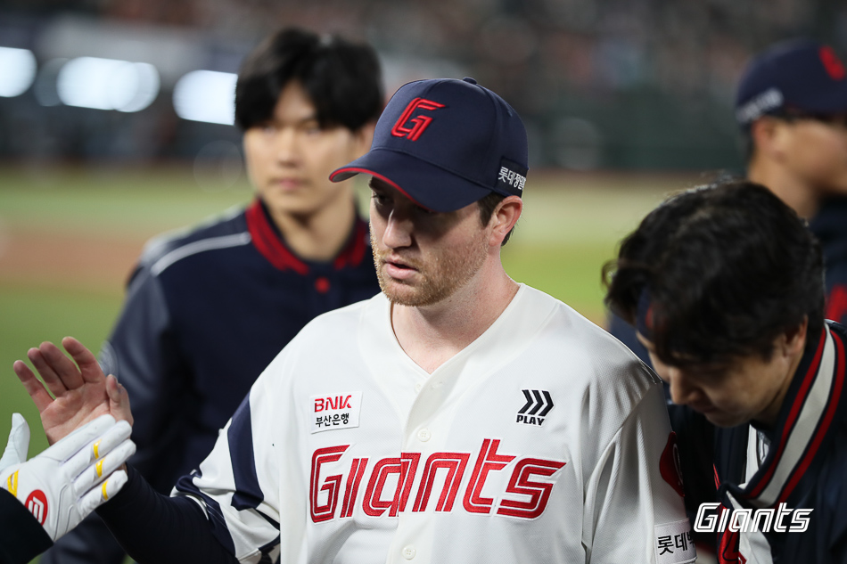 반즈는 8일 사직구장에서 열린 '2024 신한 SOL Bank KBO 리그' 한화와 맞대결에서 선발 등판. 7.1이닝 13탈삼진 1실점 맹활약으로 팀의 6-1 승리를 견인했다. 롯데 자이언츠