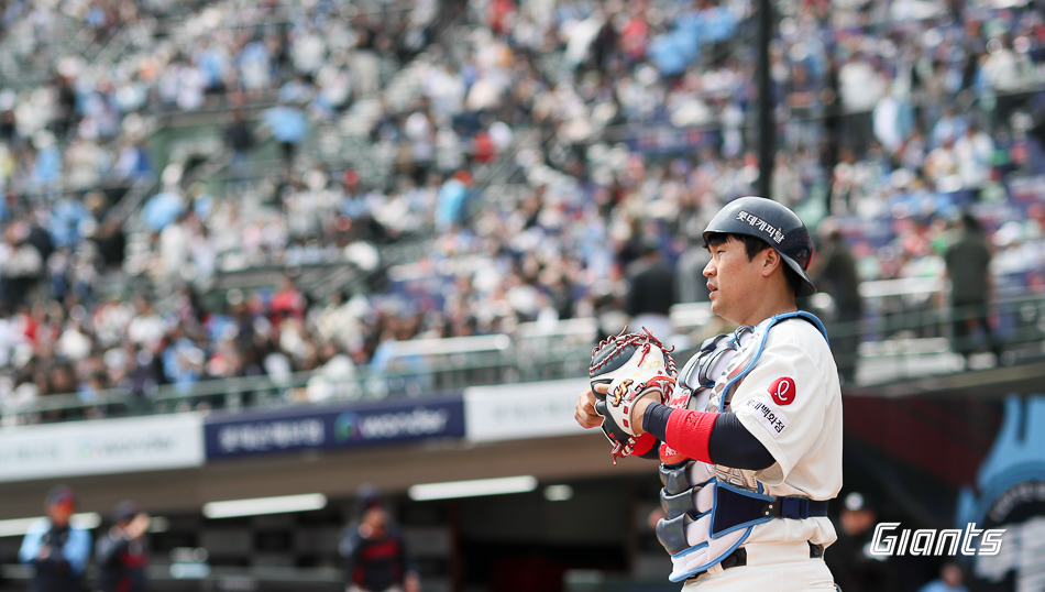 유강남은 8일 사직구장에서 열린 '2024 신한 SOL Bank KBO 리그' 한화 이글스와 맞대결에서 6번타자 포수로 선발 출전. 3타수 1안타 1볼넷은 물론, 선발 찰리 반즈와 안정적인 배터리 합을 선보여 팀의 6-1 완승에 힘을 보탰다. 롯데 자이언츠