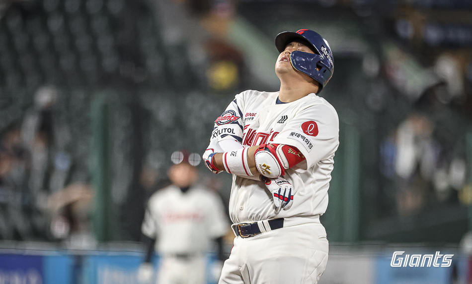 유강남은 8일 사직구장에서 열린 '2024 신한 SOL Bank KBO 리그' 한화 이글스와 맞대결에서 6번타자 포수로 선발 출전. 3타수 1안타 1볼넷은 물론, 선발 찰리 반즈와 안정적인 배터리 합을 선보여 팀의 6-1 완승에 힘을 보탰다. 롯데 자이언츠