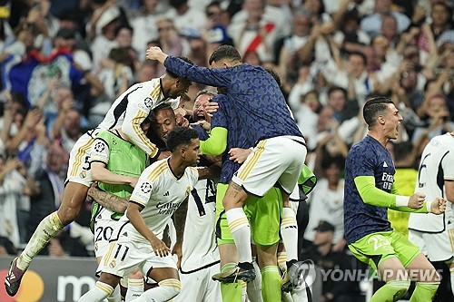 스페인 레알 마드리드가 9일 스페인 마드리드 산티아고 베르나베우에서 열린 2023-2024 유럽축구연맹(UEFA) 챔피언스리그 준결승 2차전 홈 경기에서 김민재 소속팀인 독일 최고 명문 바이에른 뮌헨에 2-1 역전승을 거두고 결승에 올랐다. 결승전은 레알 마드리드-보루시아 도르트문트 맞대결로 결론이 났다. 호셀루가 역전 결승골을 넣은 뒤 레알 선수들이 환호하고 있다. 연합뉴스