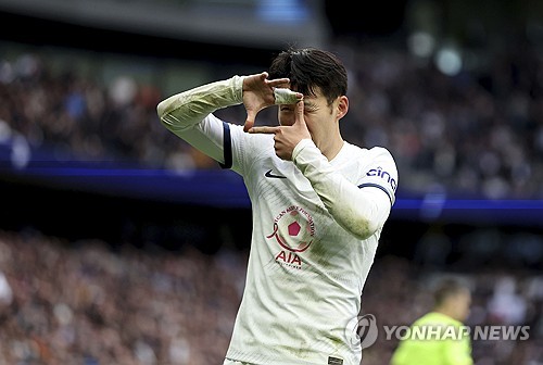 국제축구연맹(FIFA) 산하 연구기관인 국제스포츠연구소(CIES)는 9일(한국시간) 전 세계 30개 프로축구 리그에서 뒤는 공격수들의 수비 가담률을 분석해 공개했다. CIES가 공개한 자료에 따르면 수비 가담 정도가 가장 높은 선수는 다름아닌 토트넘 홋스퍼의 주장 손흥민이었다. 손흥민은 CIES의 두 기준을 합산한 결과에서 종합 1위를 차지했다. 손흥민은 수비 복귀 과정에서 빠른 속도로 질주한 거리 부분에서 월등한 활동량을 자랑해 1위(100점)에 올랐고, 압박 횟수에서는 전체 7위(86.6점)를 차지했다. 범위를 유럽 5대리그로 한정하면 질주 거리와 압박 횟수가 모두 1위였다. 사진 연합뉴스