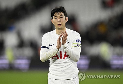 국제축구연맹(FIFA) 산하 연구기관인 국제스포츠연구소(CIES)는 9일(한국시간) 전 세계 30개 프로축구 리그에서 뒤는 공격수들의 수비 가담률을 분석해 공개했다. CIES가 공개한 자료에 따르면 수비 가담 정도가 가장 높은 선수는 다름아닌 토트넘 홋스퍼의 주장 손흥민이었다. 손흥민은 CIES의 두 기준을 합산한 결과에서 종합 1위를 차지했다. 손흥민은 수비 복귀 과정에서 빠른 속도로 질주한 거리 부분에서 월등한 활동량을 자랑해 1위(100점)에 올랐고, 압박 횟수에서는 전체 7위(86.6점)를 차지했다. 범위를 유럽 5대리그로 한정하면 질주 거리와 압박 횟수가 모두 1위였다. 사진 연합뉴스