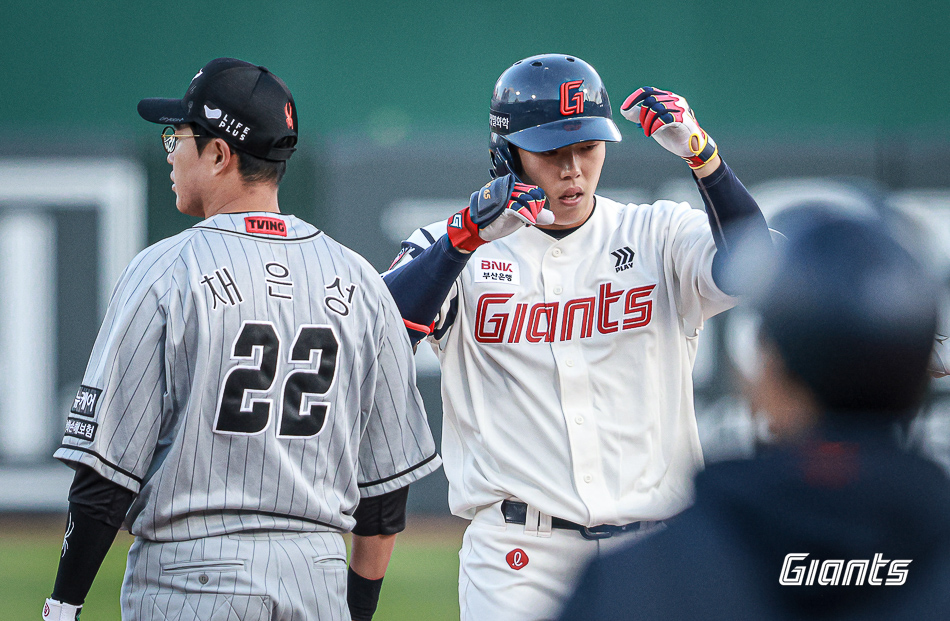 고승민은 8일 사직구장에서 열린 '2024 신한 SOL Bank KBO 리그' 한화와 맞대결에서 2번타자 2루수로 선발 출전. 5회말 1타점 2루타로 추가점을 내 공격의 활력을 불어넣었다. 롯데 자이언츠