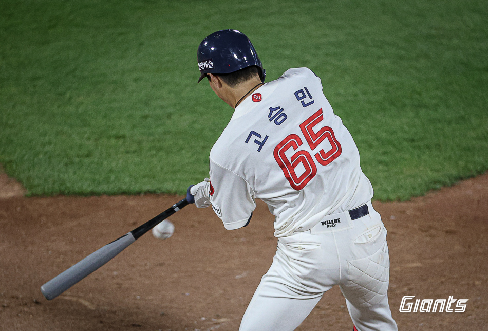 고승민은 8일 사직구장에서 열린 '2024 신한 SOL Bank KBO 리그' 한화와 맞대결에서 2번타자 2루수로 선발 출전. 5회말 1타점 2루타로 추가점을 내 공격의 활력을 불어넣었다. 롯데 자이언츠