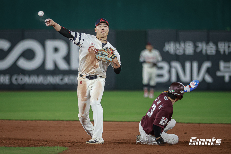 고승민은 8일 사직구장에서 열린 '2024 신한 SOL Bank KBO 리그' 한화와 맞대결에서 2번타자 2루수로 선발 출전. 5회말 1타점 2루타로 추가점을 내 공격의 활력을 불어넣었다. 롯데 자이언츠