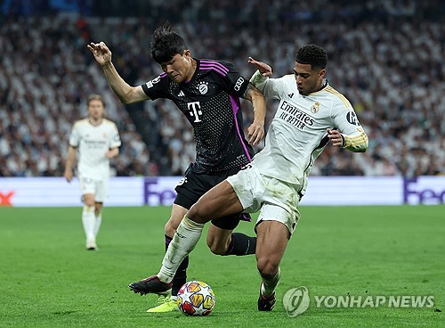 바이에른 뮌헨은 9일 스페인 마드리드에 위치한 산티아고 베르나베우에서 열린 2023-24시즌 유럽축구연맹 챔피언스리그 4강 2차전서 레알 마드리드에 1-2로 역전패 했다. 이날 후반 교체 출전한 김민재는 영국 언론 기브미스포츠로부터 최저 평점인 2점을 받았다. 매체는 김민재가 투입된 후 뮌헨이 2실점을 내줬다며 또 한번의 호러쇼가 펼쳐졌다고 김민재에게 비난을 퍼부었다. 최근 방출설에 휘말린 김민재는 올 시즌 남은 2경기에서 본인의 가치를 입증해야 할 것으로 보인다. 연합뉴스